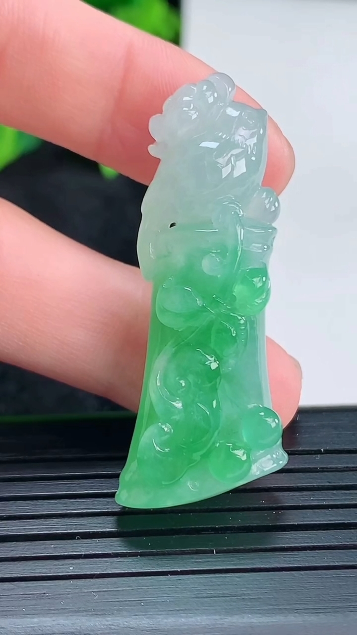 天然A货翡翠节节高升 竹节吊坠尺寸41.6-17.3-9.9重量:12.07g
4月15日