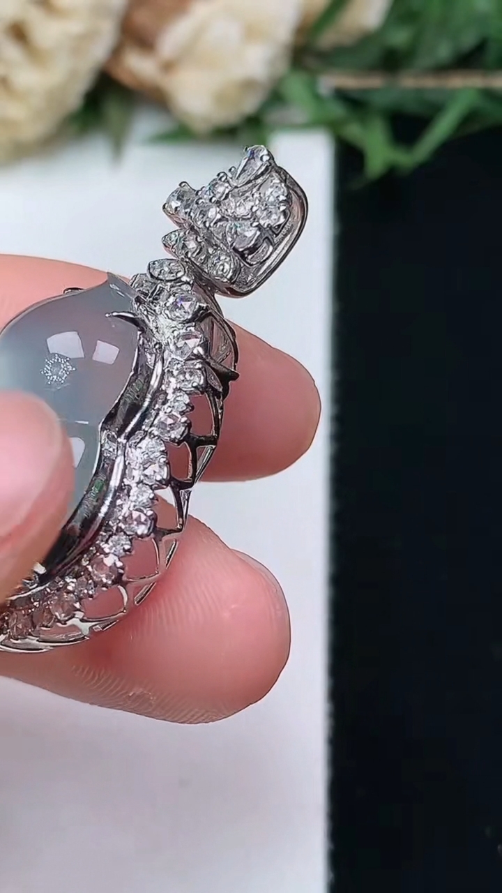 天然A货翡翠白冰葫芦吊坠，尺寸33.9-19.6-12.5，裸石19.6-15.7，重量:6.00g
4月15日