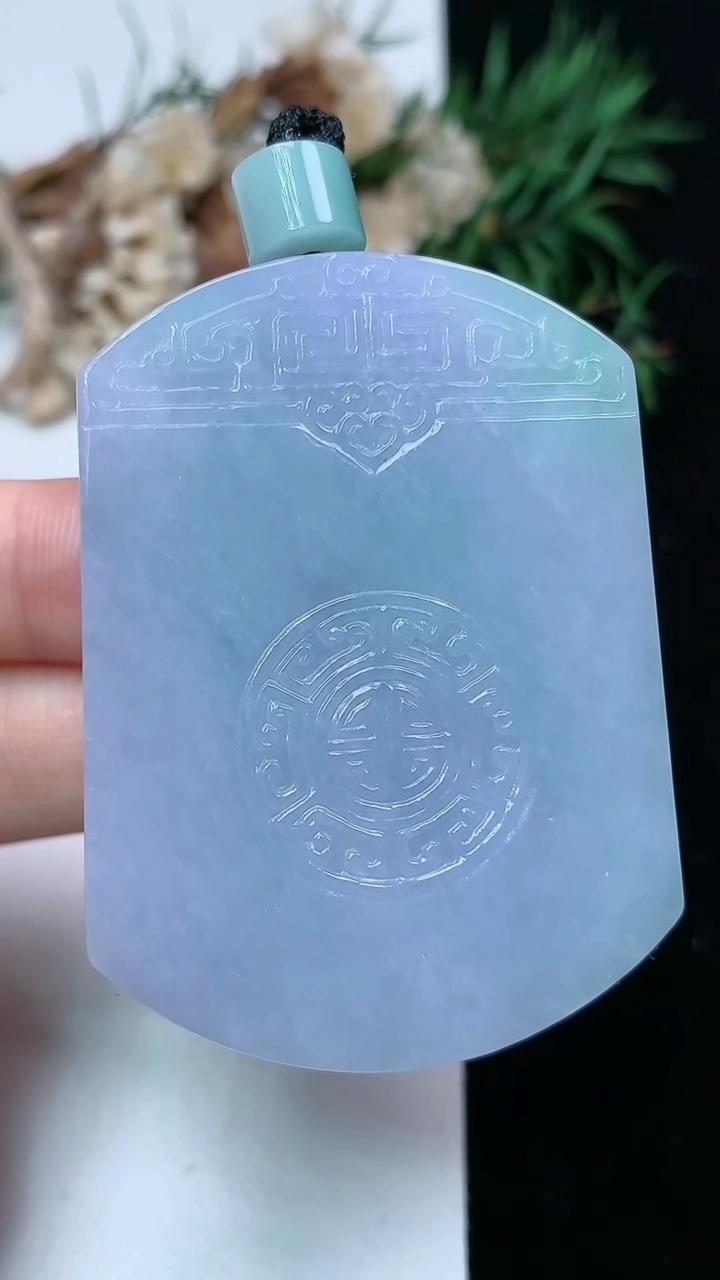 天然A货翡翠春带彩 紫罗兰仿古无事牌吊坠，尺寸51.9-38.3-12.3，重量:72.82g
4月