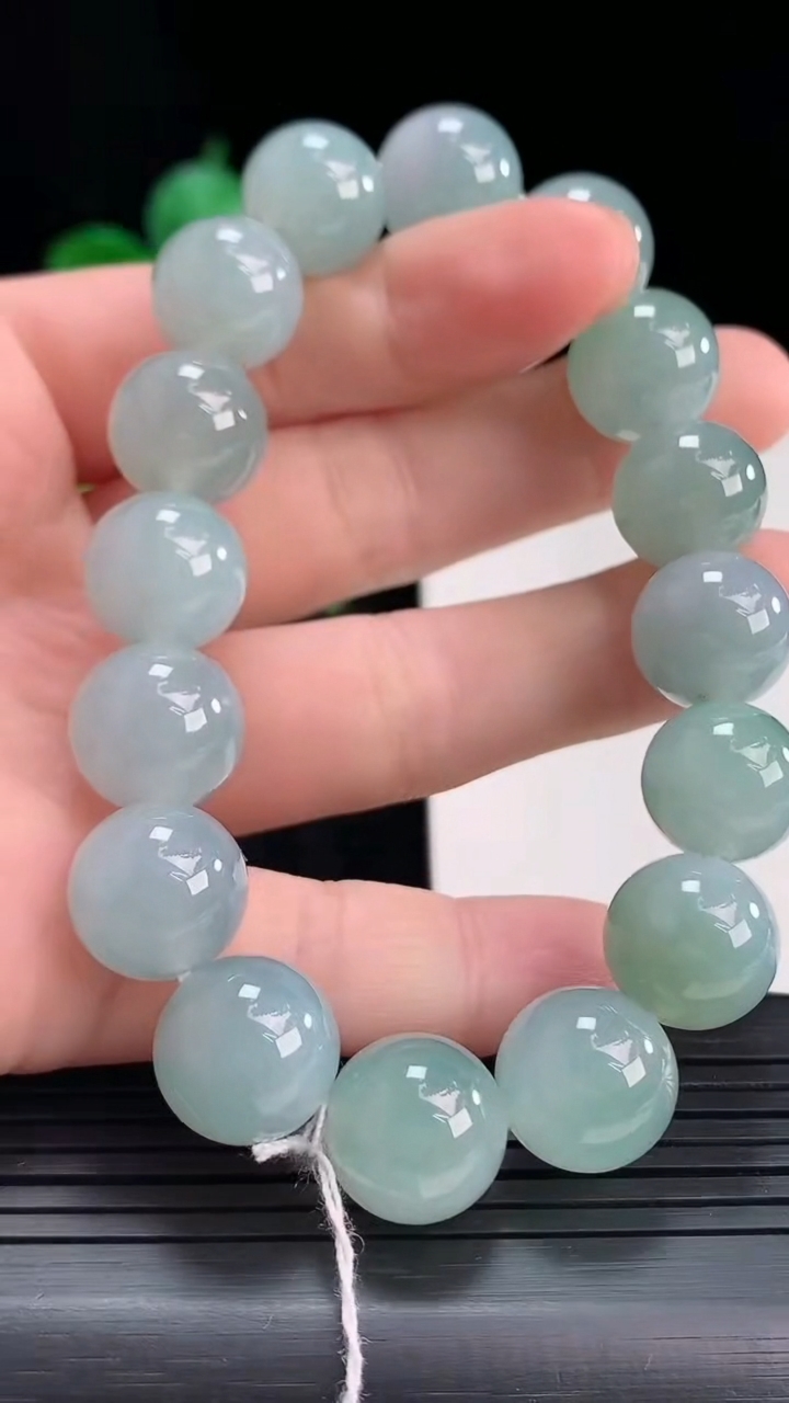天然A货翡翠圆珠手串尺寸12.5-16颗重量:51.55g4月15日
工厂直销收藏佳品,种好水足，色泽均匀，有种有色，上手高大气！