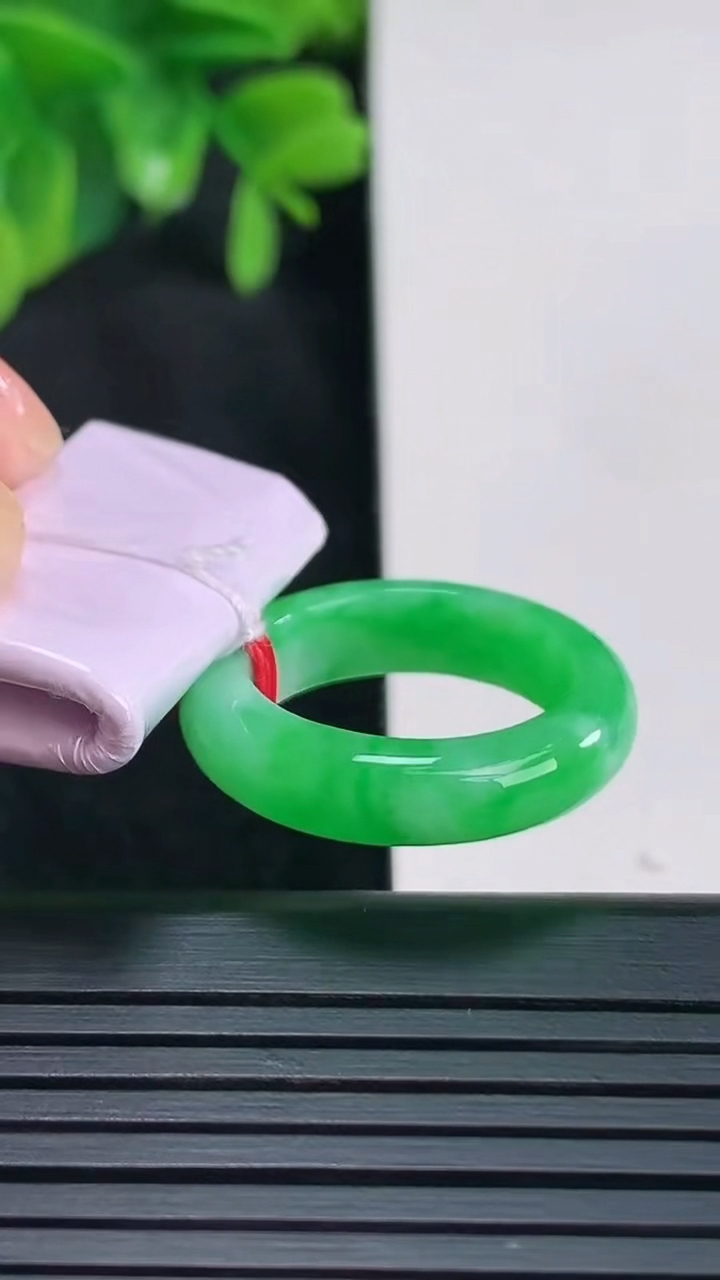 天然A货翡翠指环戒指尺寸17.7-5.4-3.5重量:5.67g2026年4月15日
工厂直销收藏佳品,种好水足，色泽均匀，有种有色，上手高大气！