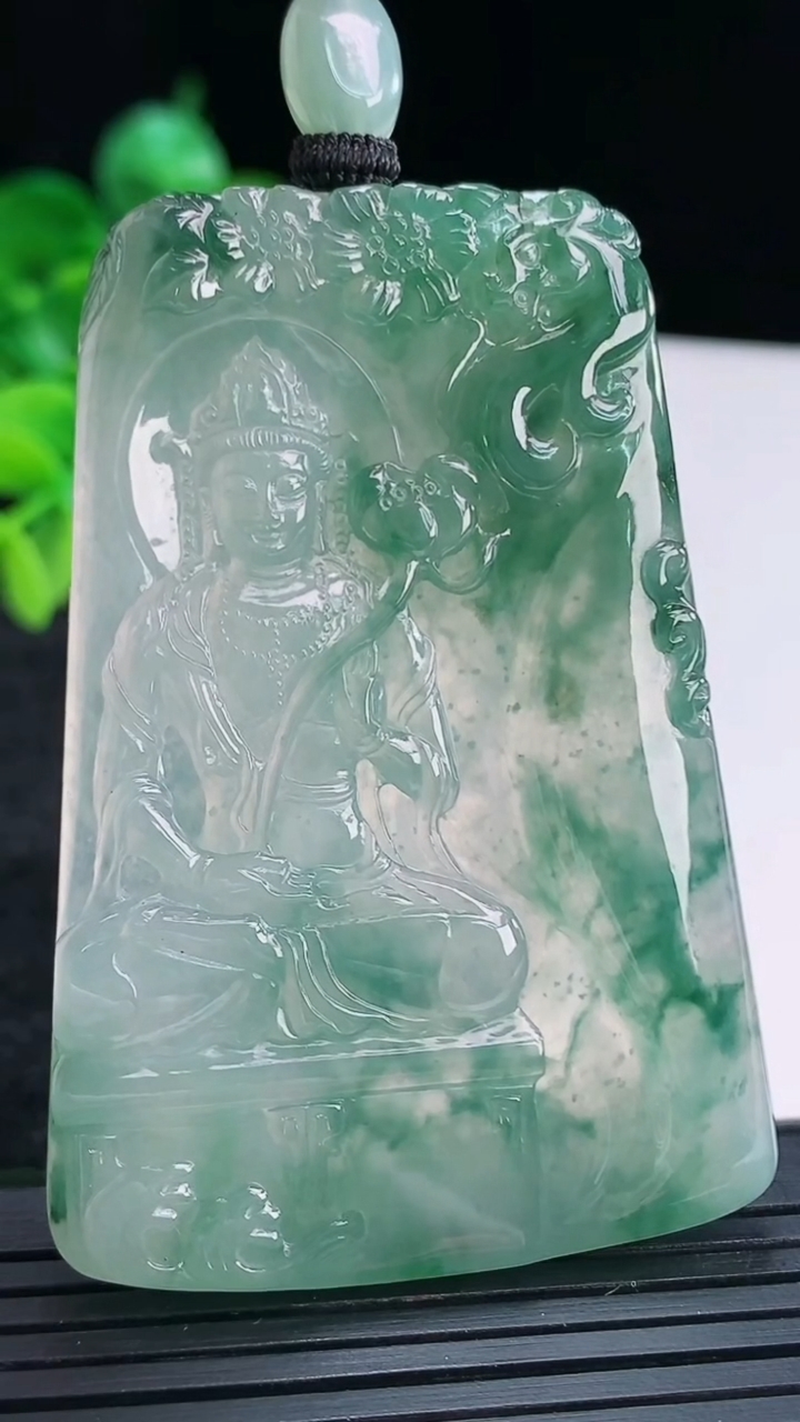 天然A货翡翠飘花大势至菩萨吊坠尺寸65-44.2-4.8重量:39.53g
4月15日