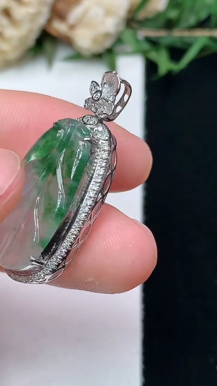 天然A货翡翠金枝玉叶 叶子吊坠，尺寸30.4-13.5-7，裸石21.2-11.3，重量:2.69g
4月15日，重量:2.69g