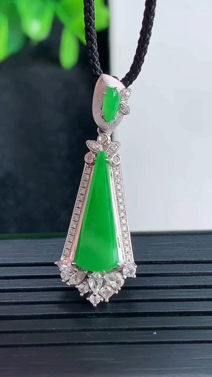 天然A货翡翠无事牌吊坠尺寸33.6-11.6-5.6裸石17-7重量:2.75g
4月15日