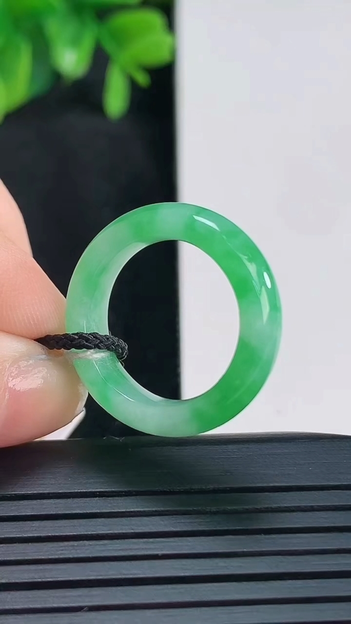 天然A货翡翠指环戒指尺寸16.-25.4-3.4重量:3.55g2026年4月15日
工厂直销收藏佳