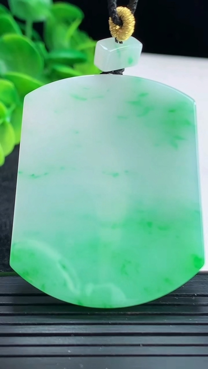 天然A货翡翠无事牌吊坠尺寸47.2-39.2-4.2重量:24.85g
4月15日