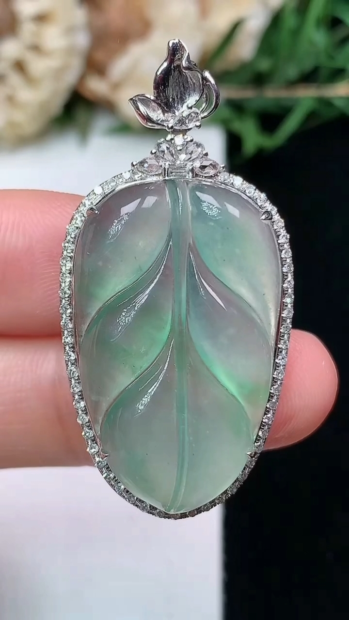 天然A货翡翠金枝玉叶 叶子吊坠，尺寸39.4-19.8-8.2，裸石27.2-17.2，重量:5.0