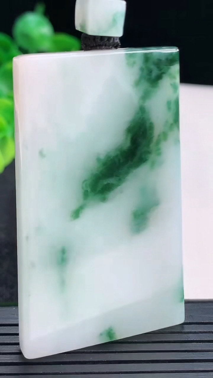 天然A货翡翠飘花无事牌吊坠尺寸59.5-35.6-5.6重量:44.09g
4月15日