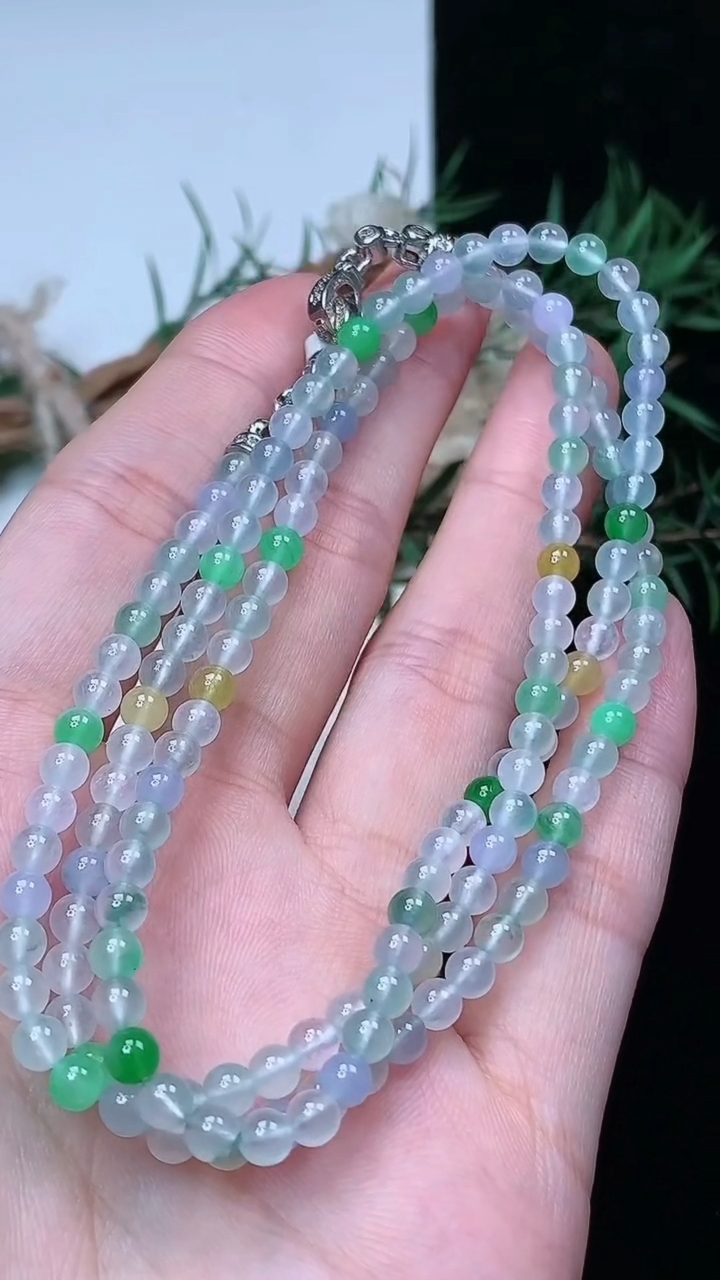 天然A货翡翠三彩小米珠项链，尺寸3.8-154颗，重量:17.74g
4月15日
