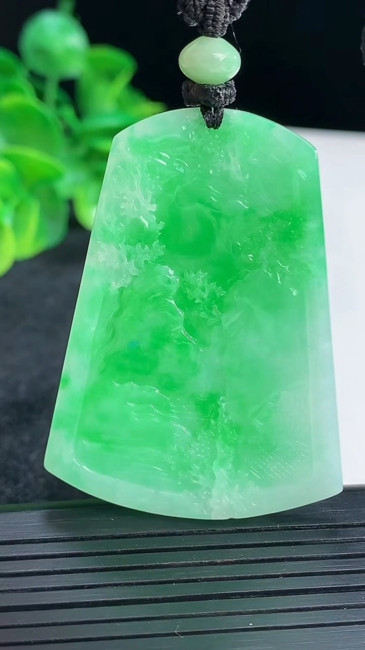 天然A货翡翠山水牌吊坠尺寸61.7-38.6-5重量:24.18g
4月15日