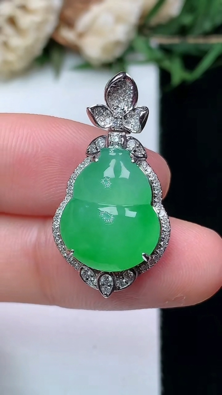 天然A货翡翠葫芦吊坠，尺寸27.6-14.6-9.3
4月15日