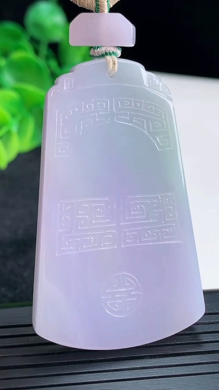 天然A货翡翠紫罗兰仿古无事牌吊坠尺寸55.6-34.2-6重量:39.00g
4月15日