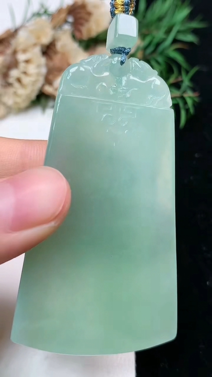 天然A货翡翠仿古无事牌吊坠，尺寸62.7-35.7-5.2，重量:30.00g
4月15日