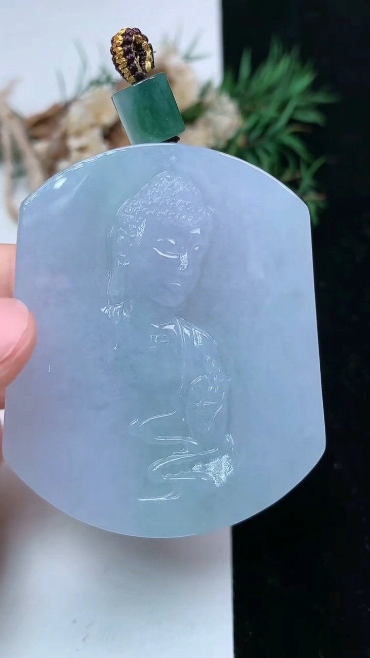 天然A货翡翠春带彩 紫罗兰佛头吊坠，尺寸54.4-44.8-12.4，重量:84.00g
4月15日