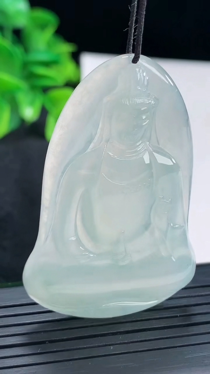 天然A货翡翠飘花观音菩萨吊坠尺寸54.6-36.4-6.2重量:20.02g
4月15日