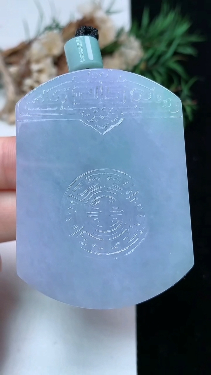 天然A货翡翠春带彩 紫罗兰仿古无事牌吊坠，尺寸51.9-38.3-12.3，重量:72.82g
4月15日