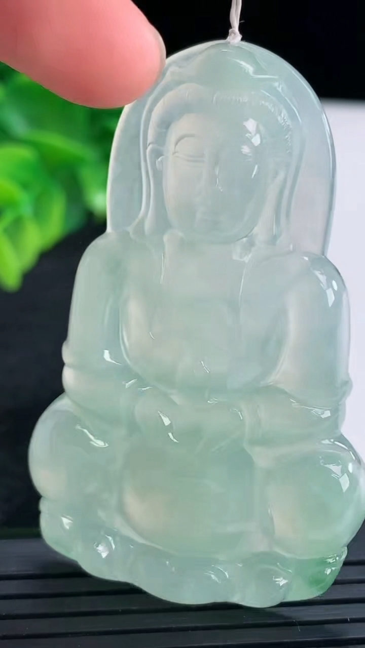 天然A货翡翠观音菩萨吊坠尺寸59.8-37.5-5.5重量:22.34g
4月15日