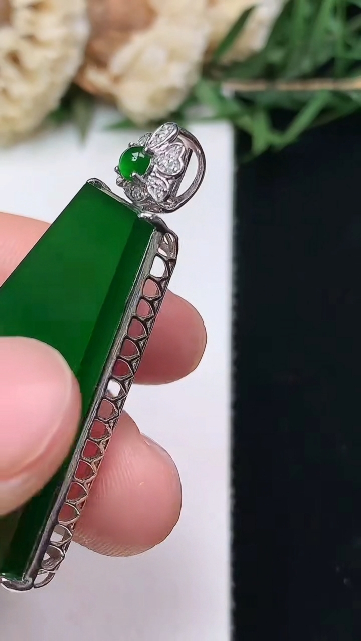 天然A货翡翠无事牌吊坠，尺寸29.3-22-6.9，重量:6.95g
4月15日