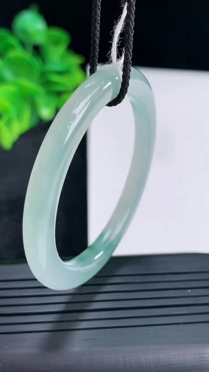 天然A货翡翠飘花平安环吊坠尺寸51.7-5.1重量:13.43g
4月15日