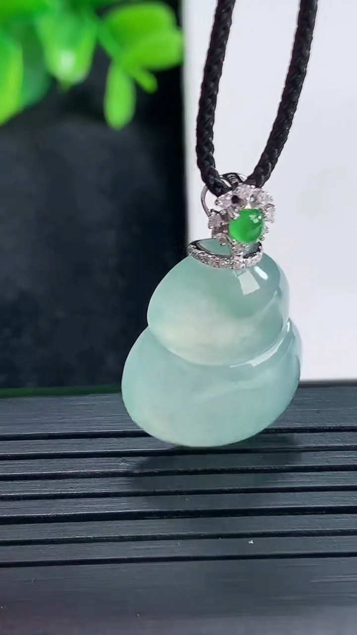 天然A货翡翠葫芦吊坠尺寸28.2-17.6-5.4重量:2.67g
4月15日