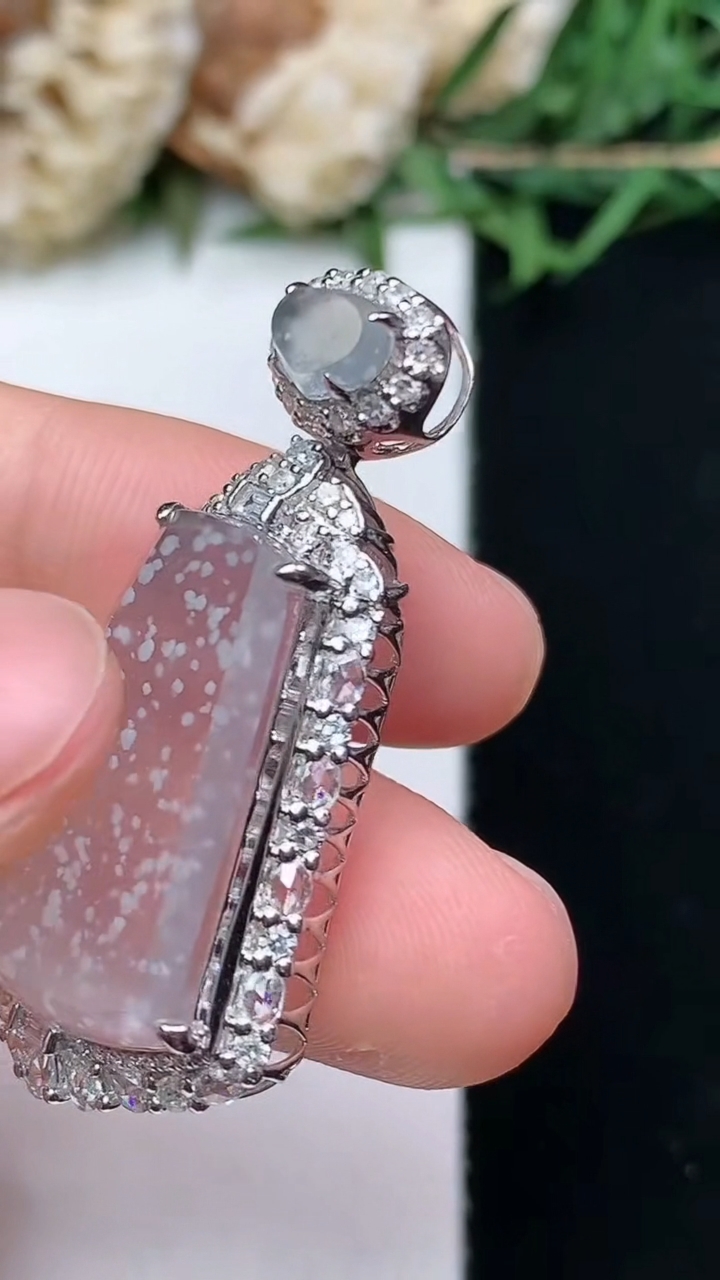 天然A货翡翠白冰无事牌吊坠，尺寸36.7-18.6-9，裸石21.3-13.5
4月15日，重量:5.16g