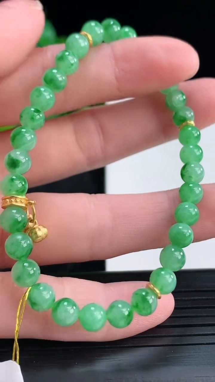 天然A货翡翠圆珠手串尺寸5.4-32颗重量:10.39g4月15日
工厂直销收藏佳品,种好水足，色泽均匀，有种有色，上手高大气！