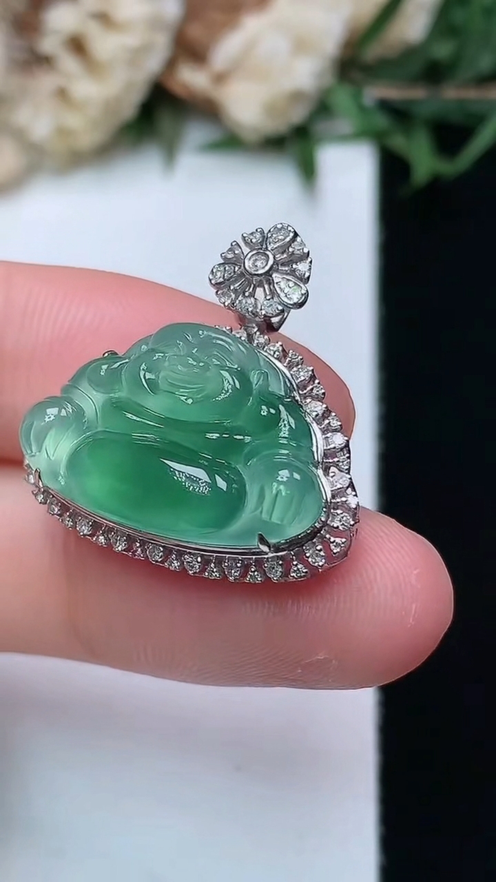 天然A货翡翠佛公吊坠，尺寸23-22.4-9，裸石12.7-19.9，重量:3.71g
4月15日，重量:3.71g