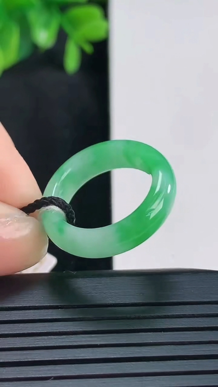 天然A货翡翠指环戒指尺寸16.-25.4-3.4重量:3.55g2026年4月15日
工厂直销收藏佳品,种好水足，色泽均匀，有种有色，上手高大气！