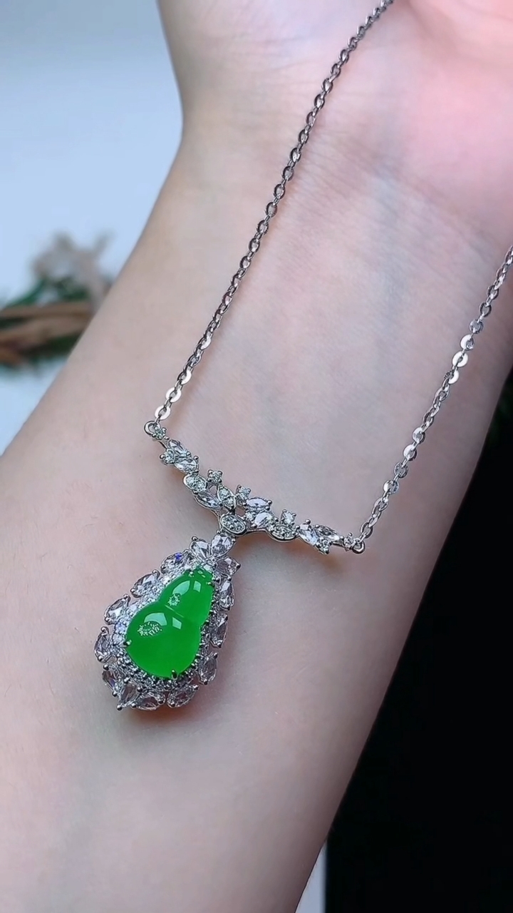 天然A货翡翠葫芦项链，尺寸10.9-6.8，重量:4.45g
4月15日