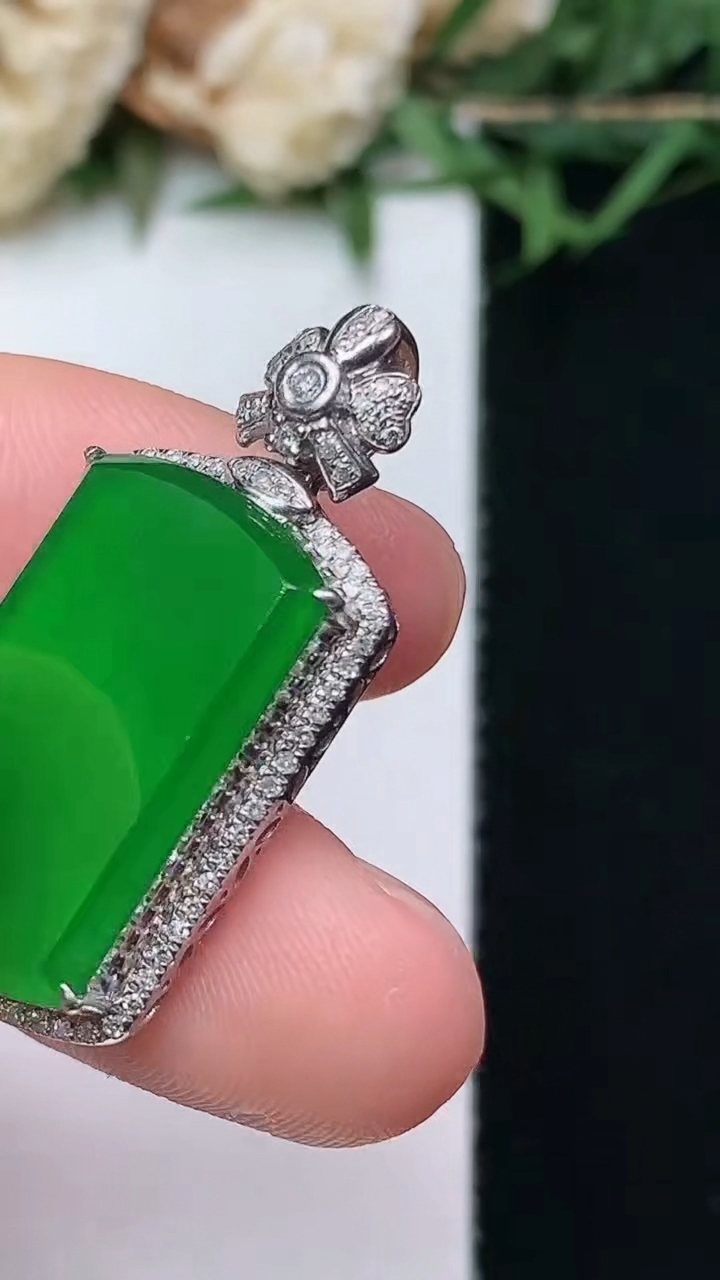 天然A货翡翠无事牌吊坠，尺寸30.9-14.2-6，裸石19.6-11.9
4月15日