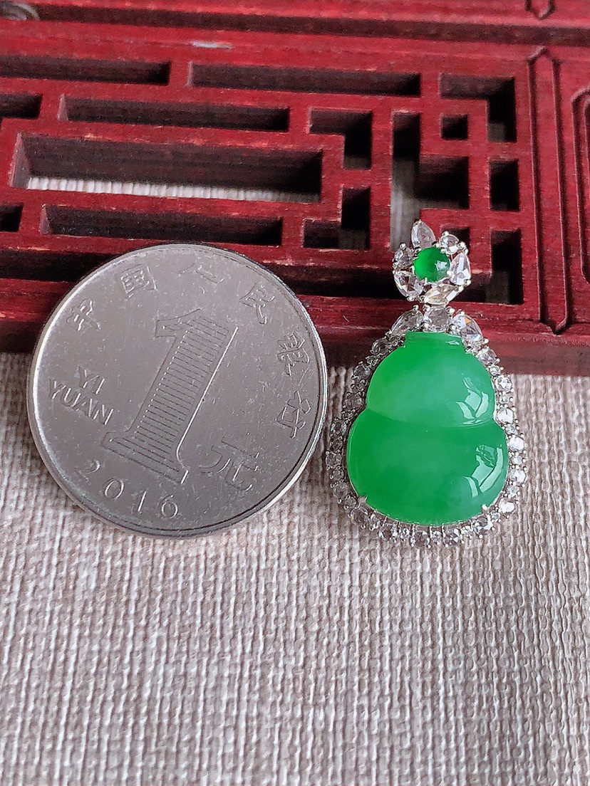 天然A货翡翠18K金伴钻镶嵌满绿葫芦吊坠 
尺寸27.2-16-7.5裸石15-12.5mm 重量4.22g 0414