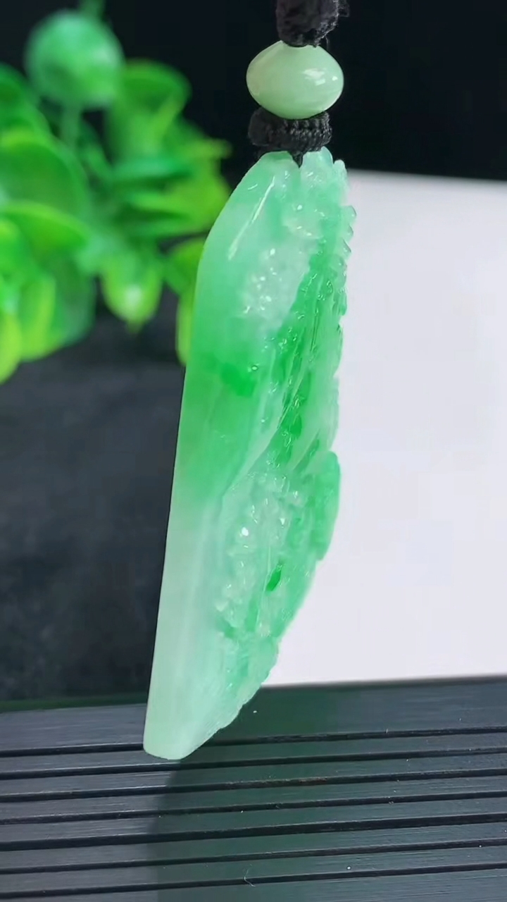 天然A货翡翠山水牌吊坠尺寸61.7-38.6-5重量:24.18g
4月15日