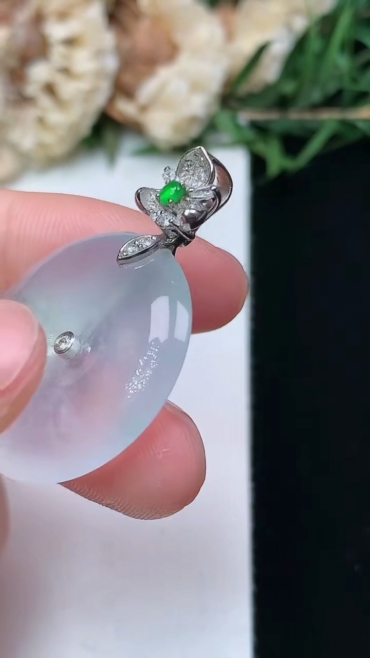 天然A货翡翠平安扣吊坠，尺寸24.7-4.9，重量:6.83g
4月15日