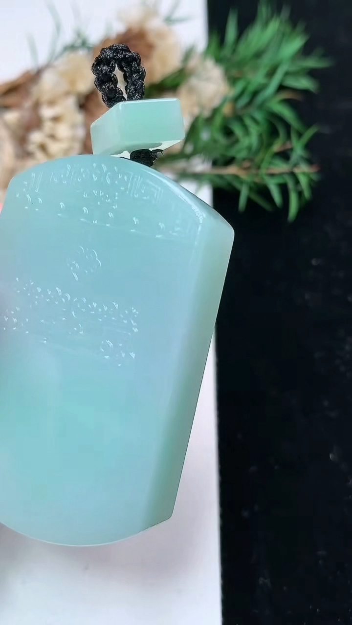 天然A货翡翠仿古无事牌吊坠，尺寸52.8-35-11.5，重量:65.26g
4月15日