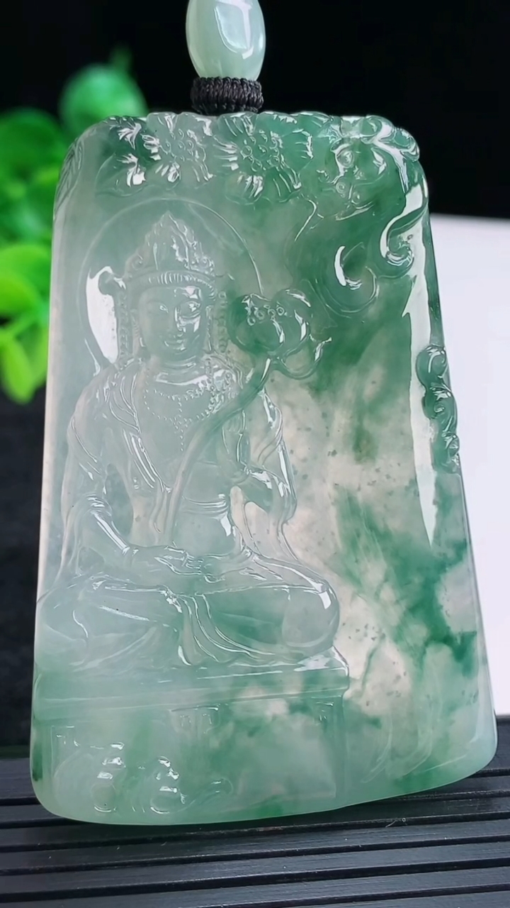 天然A货翡翠飘花大势至菩萨吊坠尺寸65-44.2-4.8重量:39.53g
4月15日