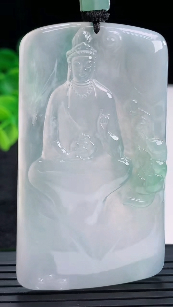 天然A货翡翠观音菩萨吊坠尺寸69.5-41-4.9重量:42.35g
4月15日