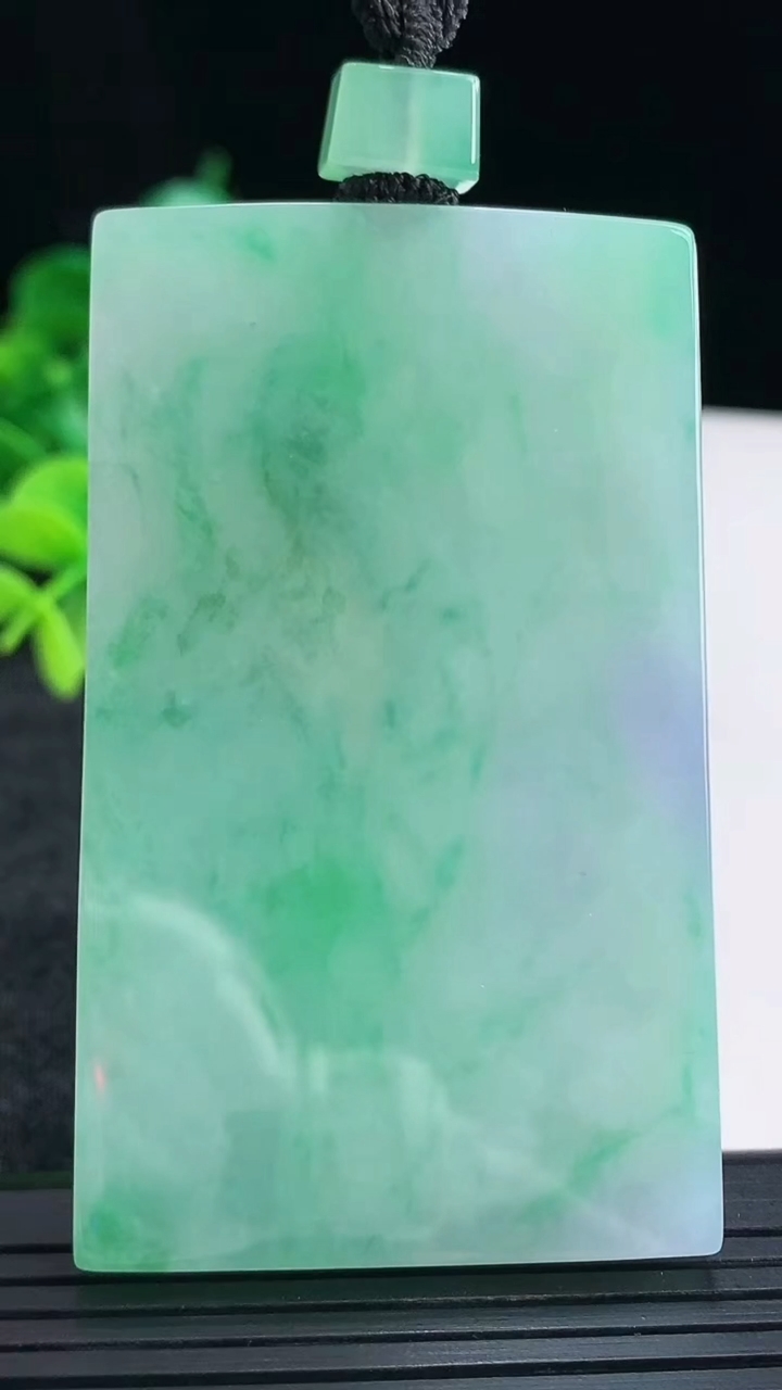 天然A货翡翠无事牌吊坠尺寸67.1-40.4-6.1重量:61.92g
4月15日