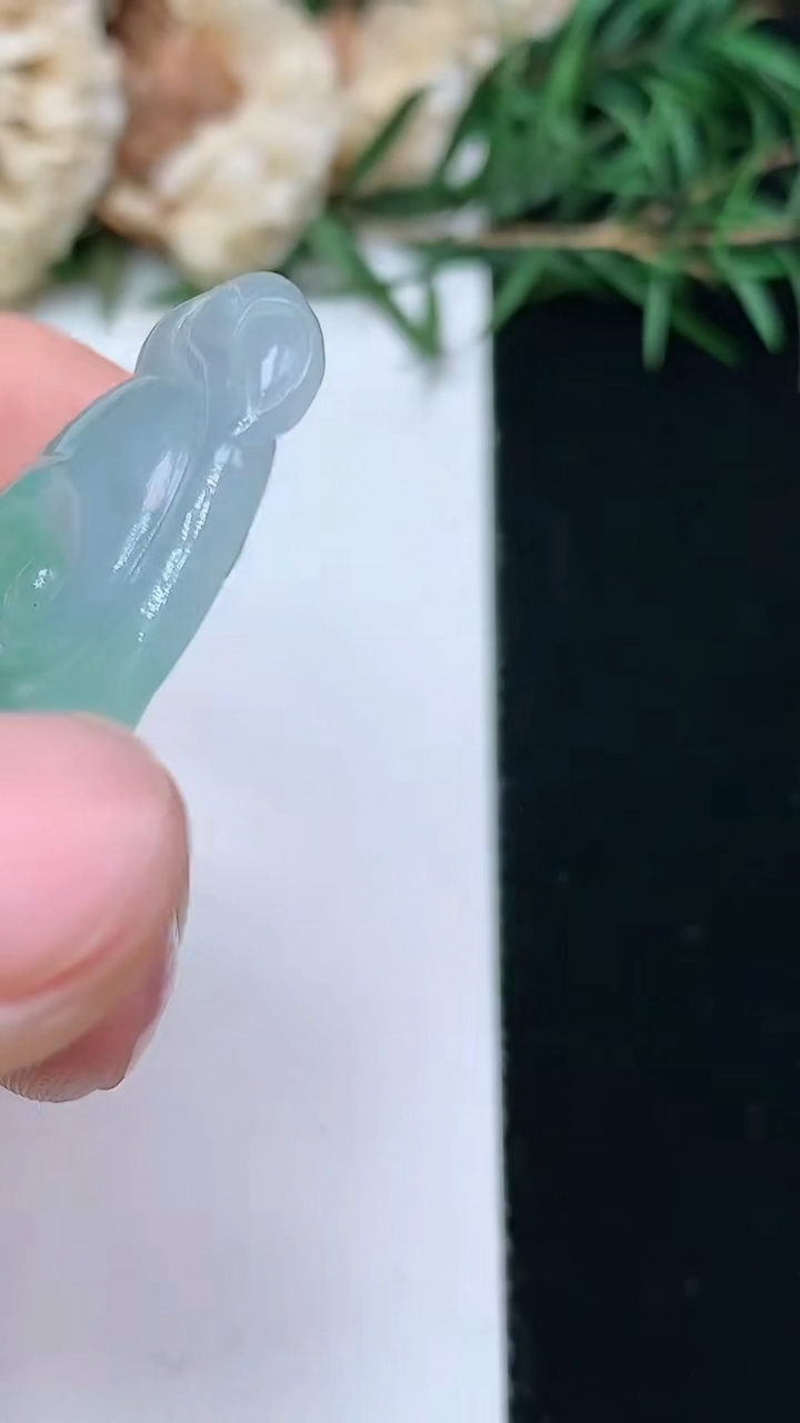 天然A货翡翠如意吊坠，尺寸42.5-24-6.2，重量:10.32g
4月15日