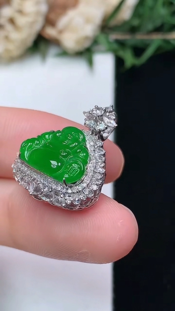 天然A货翡翠佛公吊坠，尺寸22-18.3-9.2，裸石9.8-13.7，重量:3.57g
4月15日