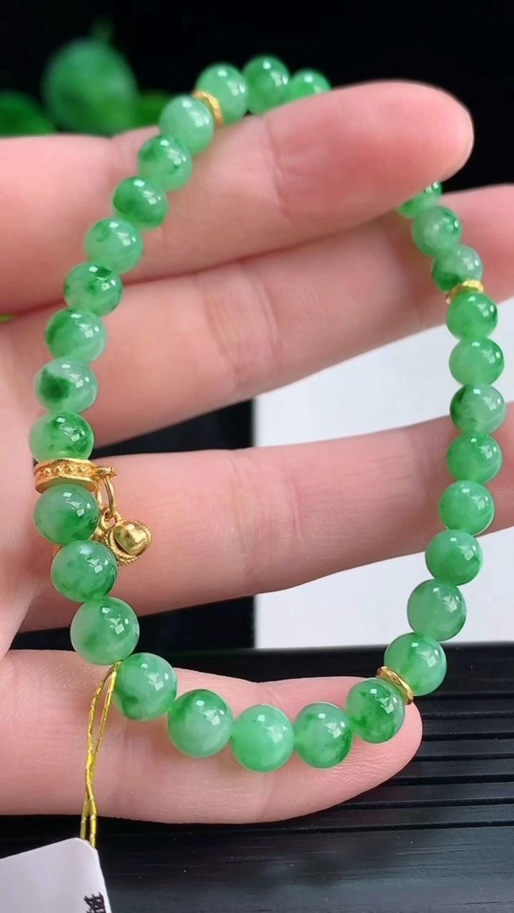 天然A货翡翠圆珠手串尺寸5.4-32颗重量:10.39g4月15日
工厂直销收藏佳品,种好水足，色泽