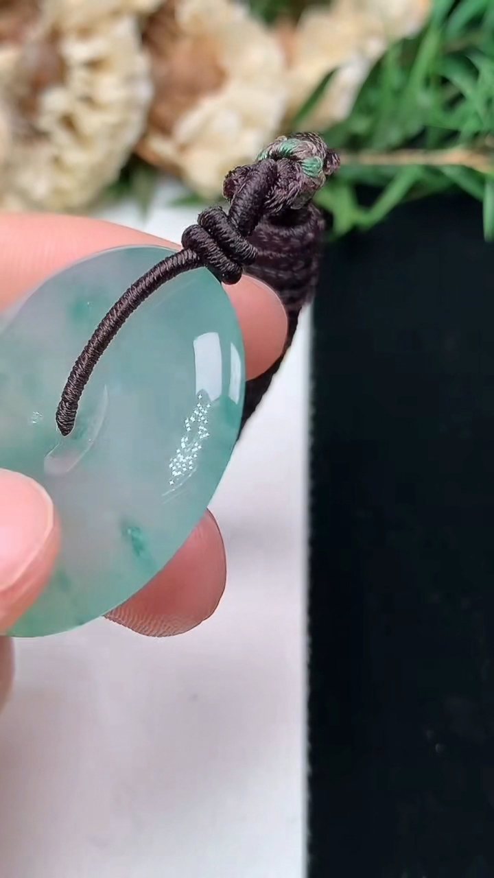 天然A货翡翠飘花平安扣吊坠，尺寸30.7-5.4，重量:12.16g
4月15日