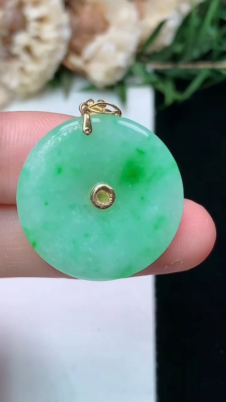 天然A货翡翠平安扣吊坠，尺寸23.4-3，重量:3.99g
4月15日