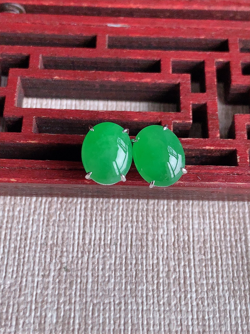 天然A货翡翠18K金镶嵌阳绿蛋面耳钉 
尺寸9.2-7.2mm 重量2.35g 0414