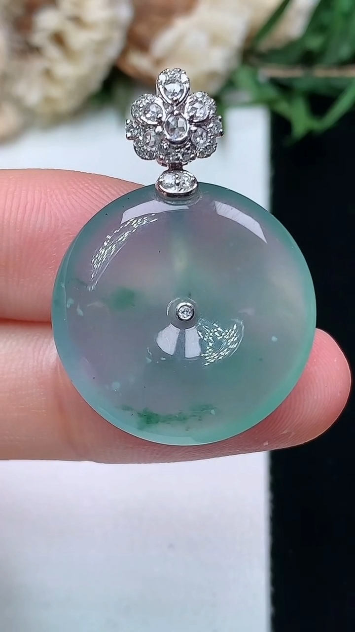 天然A货翡翠飘花平安扣吊坠，尺寸21.7-4.4，重量:5.12g
4月15日