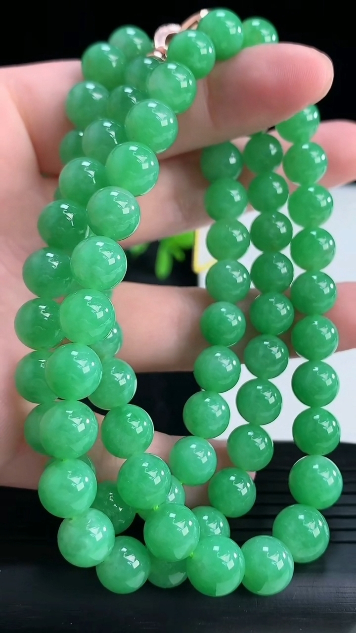 天然A货翡翠圆珠项链尺寸7.4-74颗重量:63.64g
4月15日