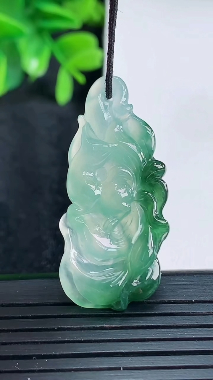 天然A货翡翠飘花九尾狐吊坠尺寸38.3-18.1-5.3重量:5.94g
4月15日