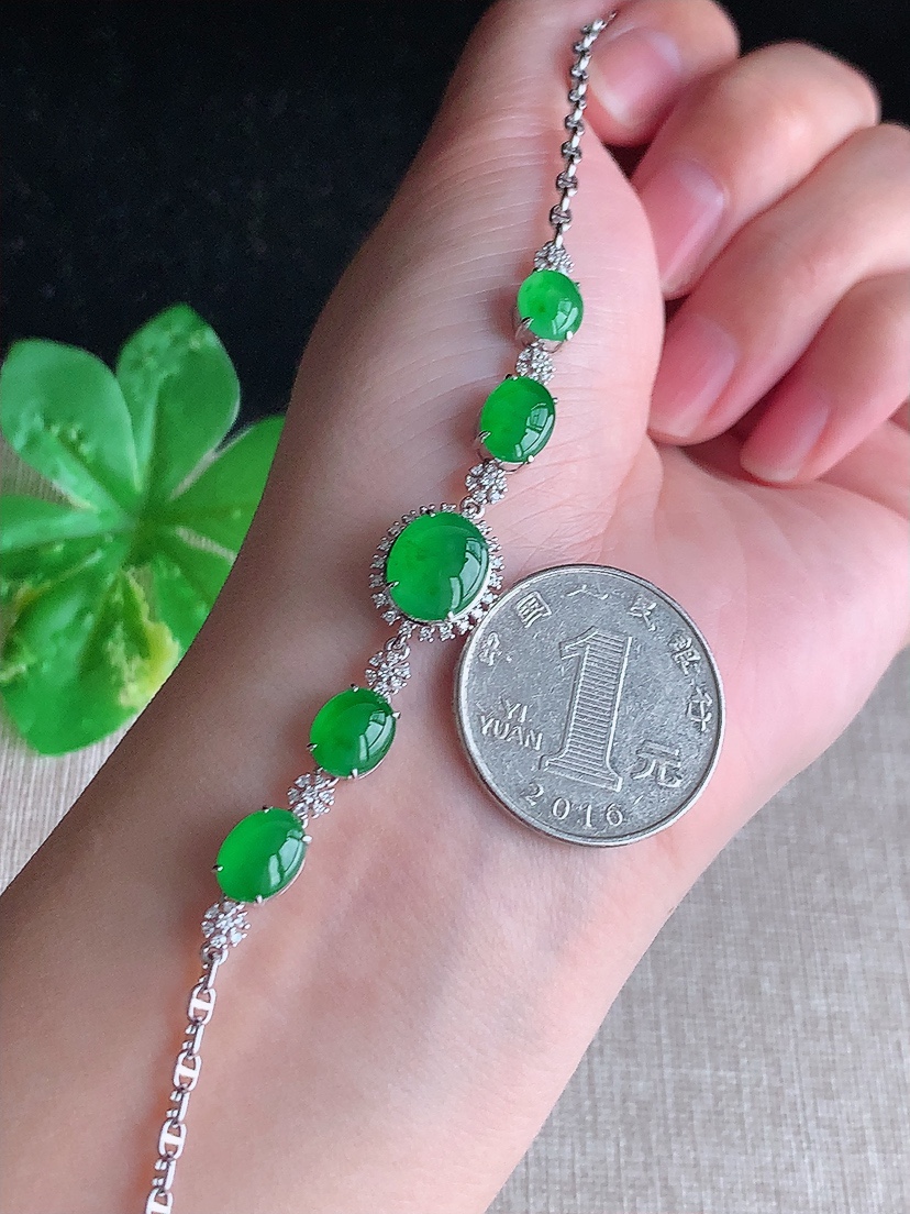 天然A货翡翠18K金伴钻镶嵌满绿蛋面手链 
尺寸9.8-8-6mm 重量6.03g 0414