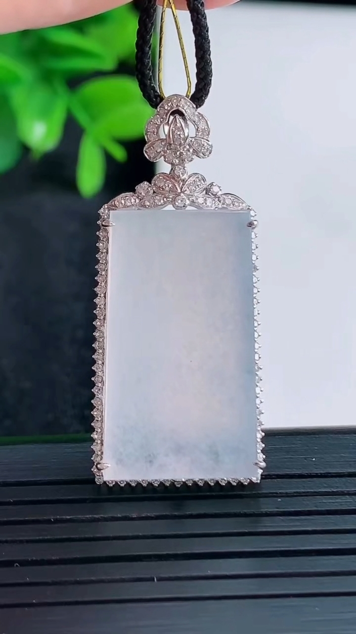 天然A货翡翠种白冰无事牌吊坠尺寸39.8-17.4-7.7裸石26.4-14.9重量:8.80g
4月15日