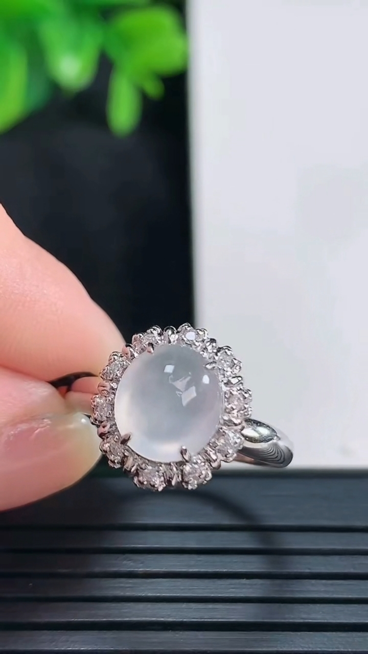 天然A货翡翠种白冰蛋面戒指尺寸17.1-8.3-7.5重量:3.10g2026年4月15日
工厂直销收藏佳品,种好水足，色泽均匀，有种有色，上手高大气！