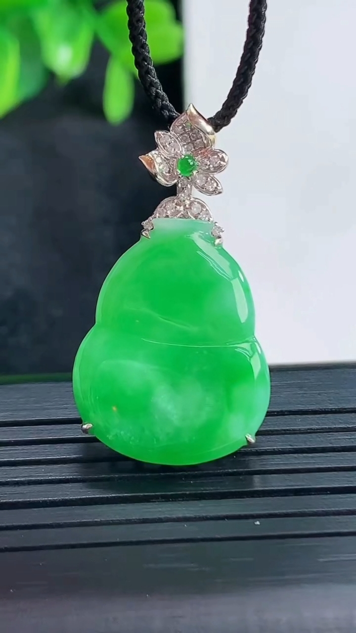 天然A货翡翠葫芦吊坠尺寸32.8-22.7-18.1-5.3重量:4.75g
4月15日